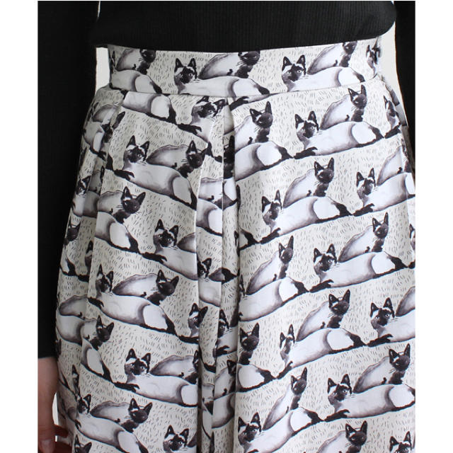 I am I(アイアムアイ)のTW ビエラ　猫プリントタックスカート レディースのスカート(ひざ丈スカート)の商品写真