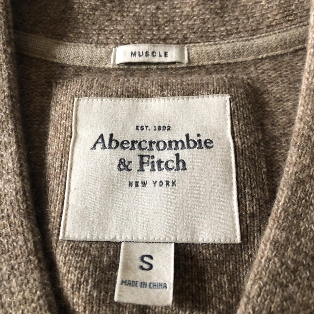 Abercrombie&Fitch(アバクロンビーアンドフィッチ)のアバクロ メンズ ニットカーディガン ブラウン メンズのトップス(カーディガン)の商品写真