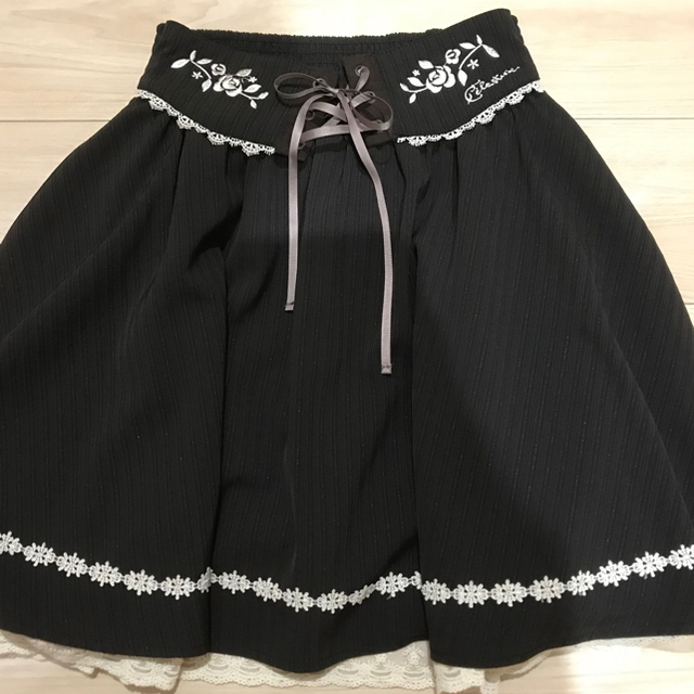 LIZ LISA(リズリサ)のリズリサ　サス付きスカートとARROW レディースのスカート(ミニスカート)の商品写真
