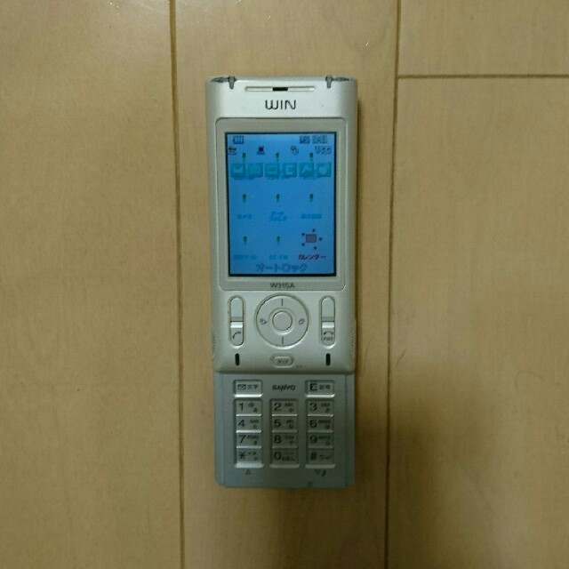 SANYO(サンヨー)のau 携帯電話 W31SA FMラジオ  スマホ/家電/カメラのスマートフォン/携帯電話(携帯電話本体)の商品写真