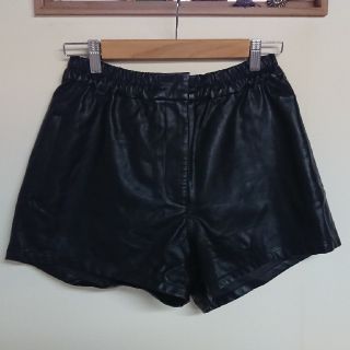 マウジー(moussy)のmoussy ブラックレザーショートパンツ(ショートパンツ)