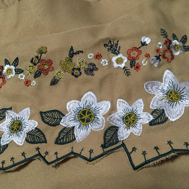 ScoLar(スカラー)のスカラー スカート ベージュ 花柄刺繍 レディースのスカート(ひざ丈スカート)の商品写真