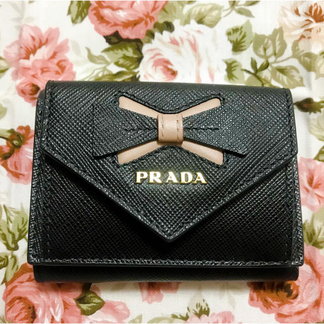 PRADA(プラダ)の【最終値下げ】PRADA 美品リボン付き サフィアーノ レザー 財布 3つ折り レディースのファッション小物(財布)の商品写真