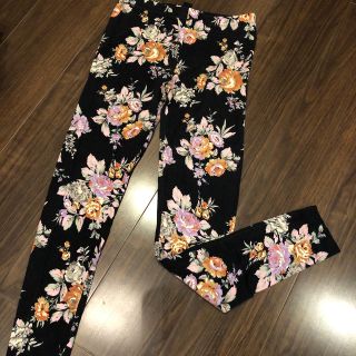 フォーエバートゥエンティーワン(FOREVER 21)の花柄レギンス　Forever21 Mサイズ(レギンス/スパッツ)