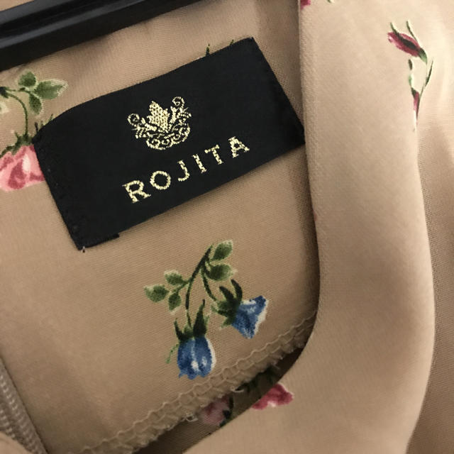 ROJITA(ロジータ)のROJITAフラワー袖フリルワンピース#ベージュ レディースのワンピース(ミニワンピース)の商品写真