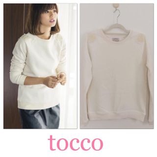 トッコ(tocco)の肩パール付きスウェットTops♡(トレーナー/スウェット)