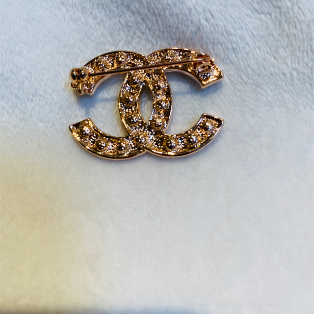 CHANEL(シャネル)のCCブローチ レディースのアクセサリー(ブローチ/コサージュ)の商品写真