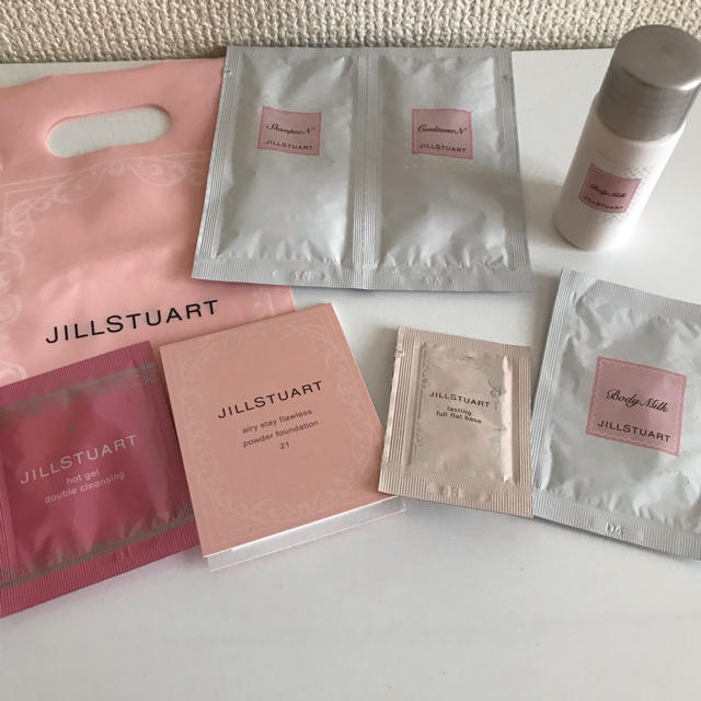 JILLSTUART(ジルスチュアート)のJILL STUARTコスメサンプル&ショッパーセット コスメ/美容のキット/セット(サンプル/トライアルキット)の商品写真