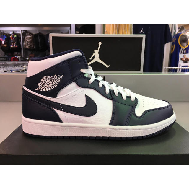 NIKE(ナイキ)の26.5 新品 AIR JORDAN 1 mid  high retro ネイビ メンズの靴/シューズ(スニーカー)の商品写真