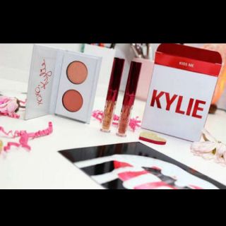 カイリーコスメティックス(Kylie Cosmetics)のカイリーコスメティック 限定 "Kiss Me" セット！(リップグロス)