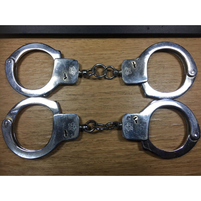 昭和レトロ 手錠×2 金属製 鍵×1 警察章刻印有 皮手錠ケース×1 警察笛×2