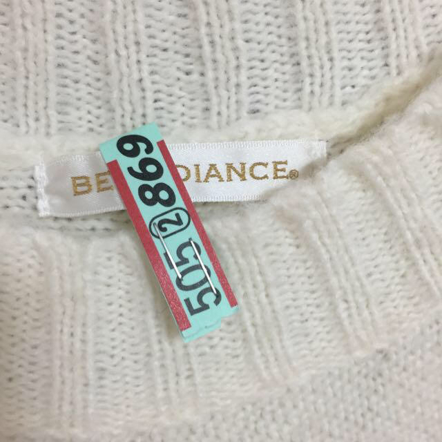 BE RADIANCE(ビーラディエンス)のBE RADIANCE 白ニットワンピ レディースのワンピース(ひざ丈ワンピース)の商品写真