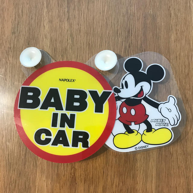 Disney(ディズニー)の車用☆赤ちゃん乗ってます ☆サイン ミッキー キッズ/ベビー/マタニティの外出/移動用品(その他)の商品写真