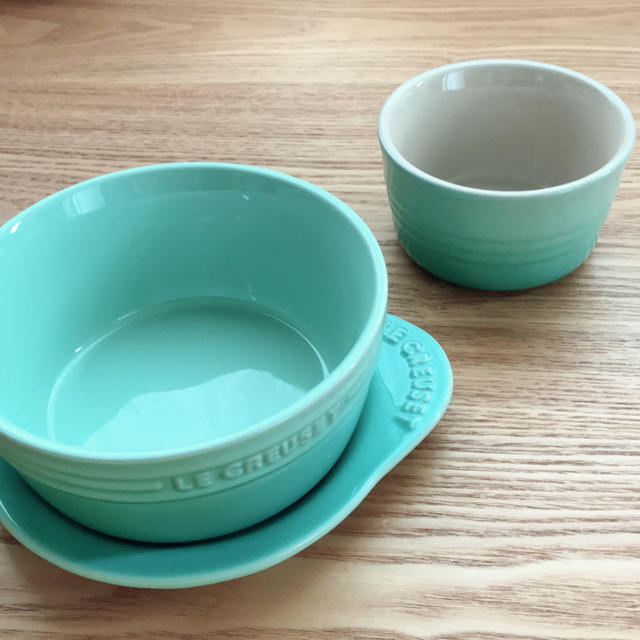 LE CREUSET(ルクルーゼ)の【新品未使用】ルクルーゼ  プレートオンディッシュ & ラムカンL クールミント インテリア/住まい/日用品のキッチン/食器(食器)の商品写真