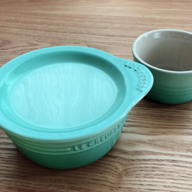 LE CREUSET(ルクルーゼ)の【新品未使用】ルクルーゼ  プレートオンディッシュ & ラムカンL クールミント インテリア/住まい/日用品のキッチン/食器(食器)の商品写真