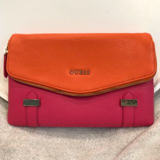 ゲス(GUESS)のGUESS★クラッチ★大容量★ハワイ購入★バイカラー★オレンジ✖️ピンク★美品(クラッチバッグ)