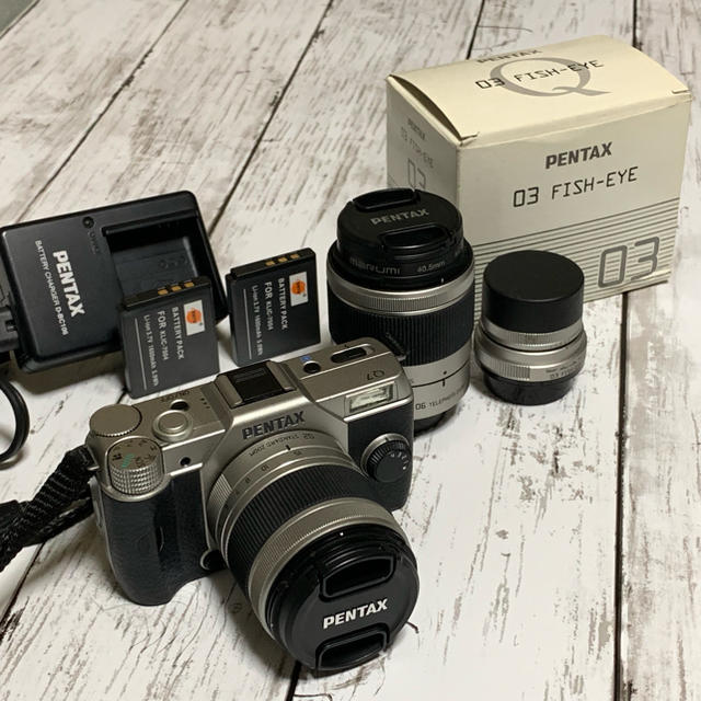 PENTAX(ペンタックス)のPENTAX Q7 ダブルズームキット & 魚眼レンズ シルバー スマホ/家電/カメラのカメラ(ミラーレス一眼)の商品写真