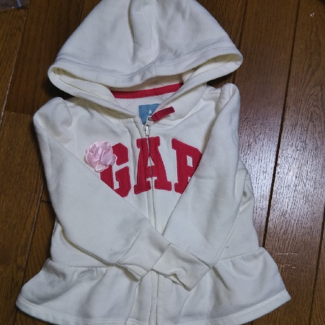 babyGAP(ベビーギャップ)のbabyGAP  パーカー　女の子　80 キッズ/ベビー/マタニティのベビー服(~85cm)(トレーナー)の商品写真