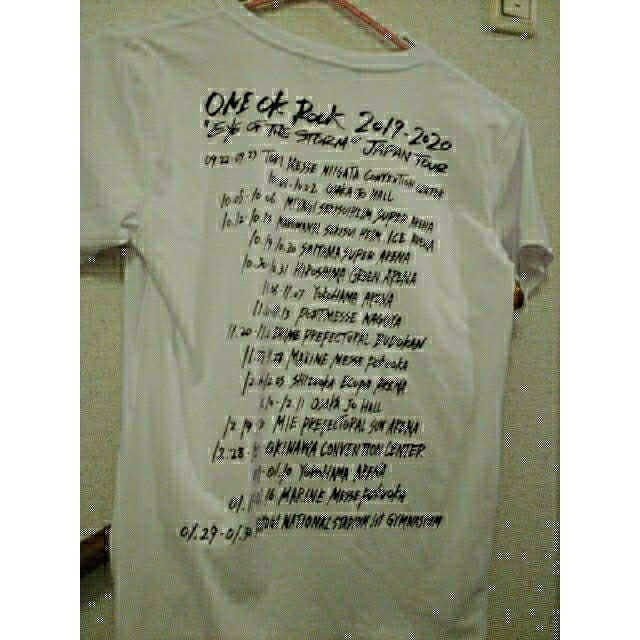 ONE OK ROCK(ワンオクロック)のワンオクロック A TシャツB  Lサイズ WHITE&WHITEマフラータオル エンタメ/ホビーのタレントグッズ(ミュージシャン)の商品写真
