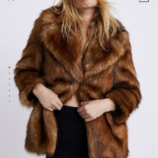 ザラ(ZARA)の新品！未使用！タグ付！♥️ZARA♥️フェイクファーコート。サイズＬ。(毛皮/ファーコート)