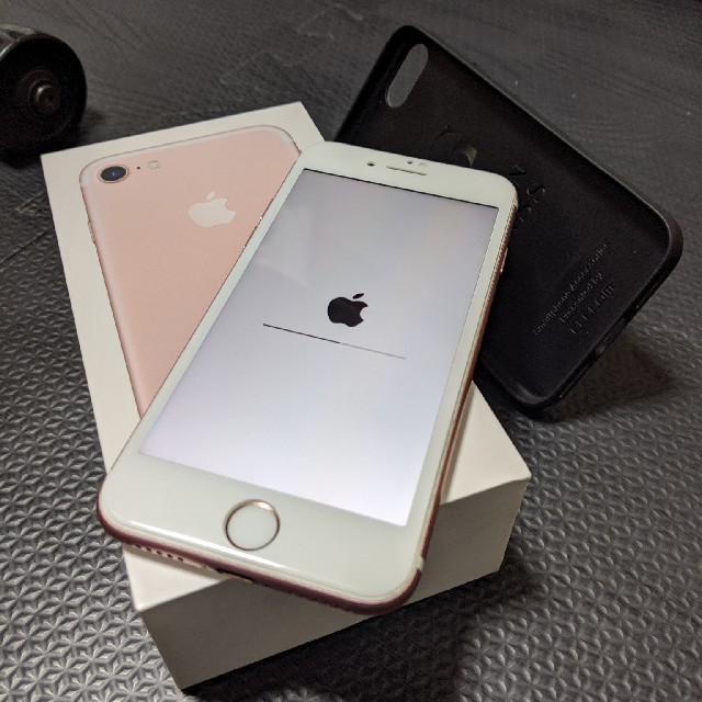 iPhone(アイフォーン)のiPhone7 Rose Gold 128GB SIMフリー　ケース付 スマホ/家電/カメラのスマートフォン/携帯電話(スマートフォン本体)の商品写真