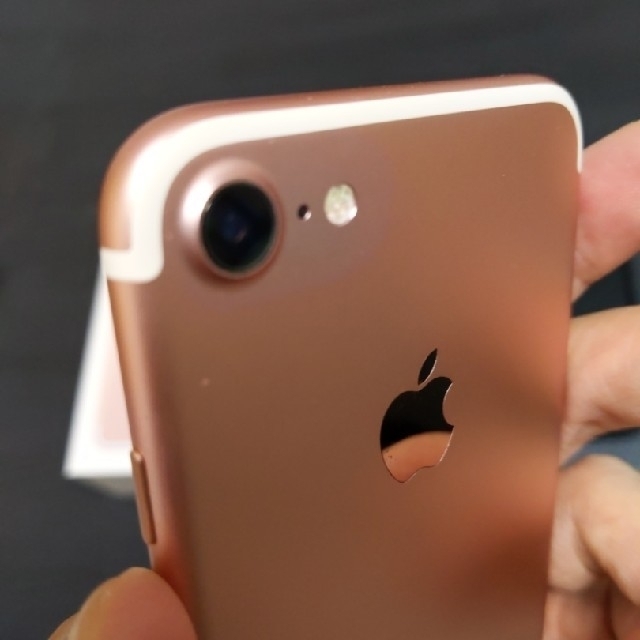 iPhone(アイフォーン)のiPhone7 Rose Gold 128GB SIMフリー　ケース付 スマホ/家電/カメラのスマートフォン/携帯電話(スマートフォン本体)の商品写真