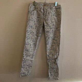 ザラ(ZARA)の【ろく様専用】ZARAの白ボタニカル柄のスキニーパンツ(スキニーパンツ)