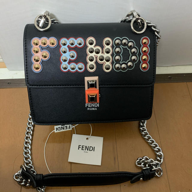 FENDI(フェンディ)のFENDI アイコニック ロゴスタッズチェーンバッグ レディースのバッグ(ショルダーバッグ)の商品写真