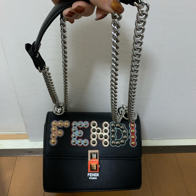 FENDI アイコニック ロゴスタッズチェーンバッグ