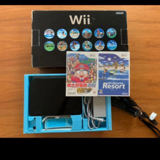 ウィー(Wii)のwii本体　wiiリモコン 2本付き　ソフト2つ 桃鉄  wiiスポーツ(家庭用ゲーム機本体)