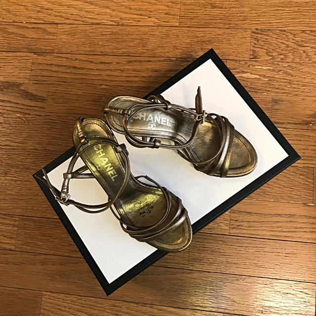 CHANEL(シャネル)のCHANELのゴールドレザーサンダル レディースの靴/シューズ(サンダル)の商品写真