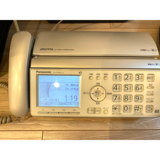 Panasonic(パナソニック)のパナソニック おたっくす　コードレスFAX 子機2台　KX-PW621-S スマホ/家電/カメラのスマートフォン/携帯電話(その他)の商品写真