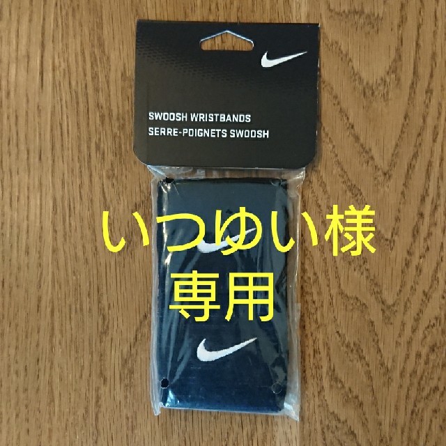 NIKE(ナイキ)のNIKE ナイキ リストバンド スウッシュ ブラック ホワイト メンズのアクセサリー(バングル/リストバンド)の商品写真