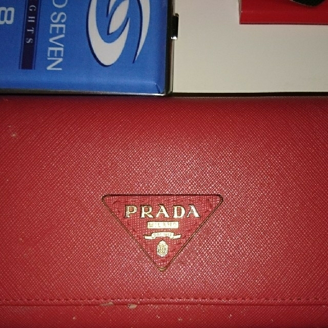 PRADA(プラダ)のPRADAプラダ❗サフィアーノ財布❗PRADAマークロゴ赤金❗ レディースのファッション小物(財布)の商品写真