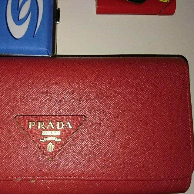 PRADA(プラダ)のPRADAプラダ❗サフィアーノ財布❗PRADAマークロゴ赤金❗ レディースのファッション小物(財布)の商品写真
