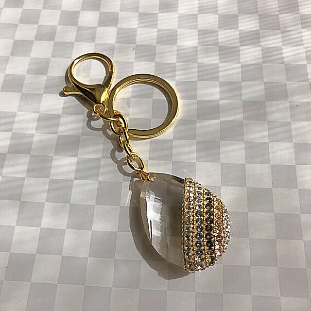 SWAROVSKI(スワロフスキー)の【SALE】グルーデコ ゴールドしずくキーホルダー/新品♡ ハンドメイドのアクセサリー(キーホルダー/ストラップ)の商品写真