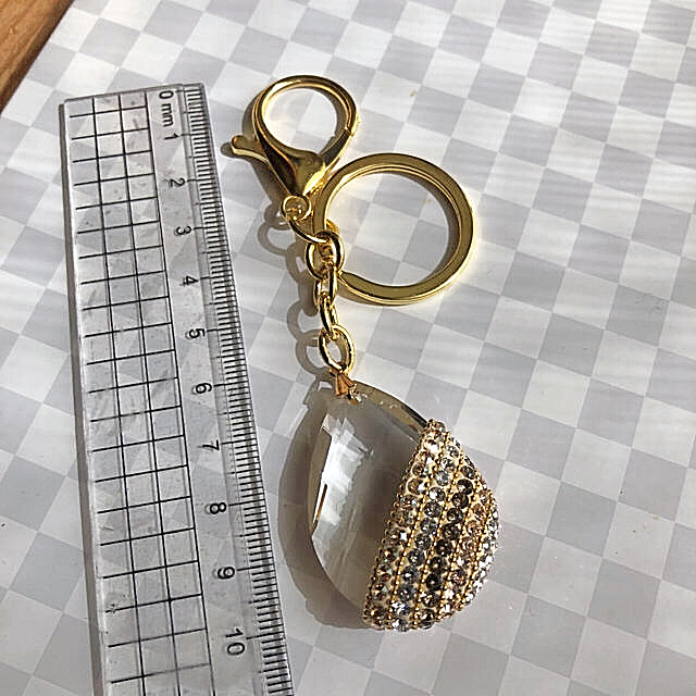 SWAROVSKI(スワロフスキー)の【SALE】グルーデコ ゴールドしずくキーホルダー/新品♡ ハンドメイドのアクセサリー(キーホルダー/ストラップ)の商品写真