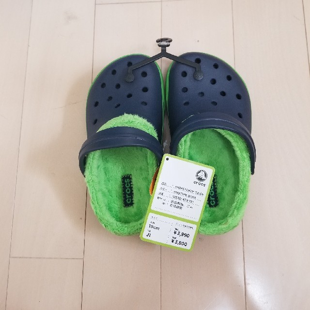 crocs(クロックス)の新品未使用19センチ　ふわふわ中敷き入りcrocs☆ キッズ/ベビー/マタニティのキッズ靴/シューズ(15cm~)(スニーカー)の商品写真