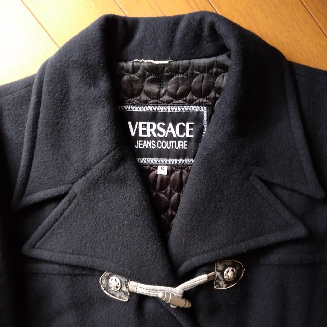 VERSACE(ヴェルサーチ)の値下げ！ヴェルサーチ　黒コート　Sサイズ　 メンズのジャケット/アウター(ダッフルコート)の商品写真