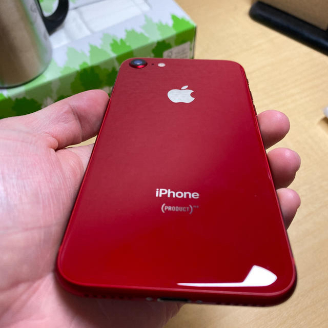 Apple(アップル)のiPhone 8 RED 64 GB スマホ/家電/カメラのスマートフォン/携帯電話(スマートフォン本体)の商品写真