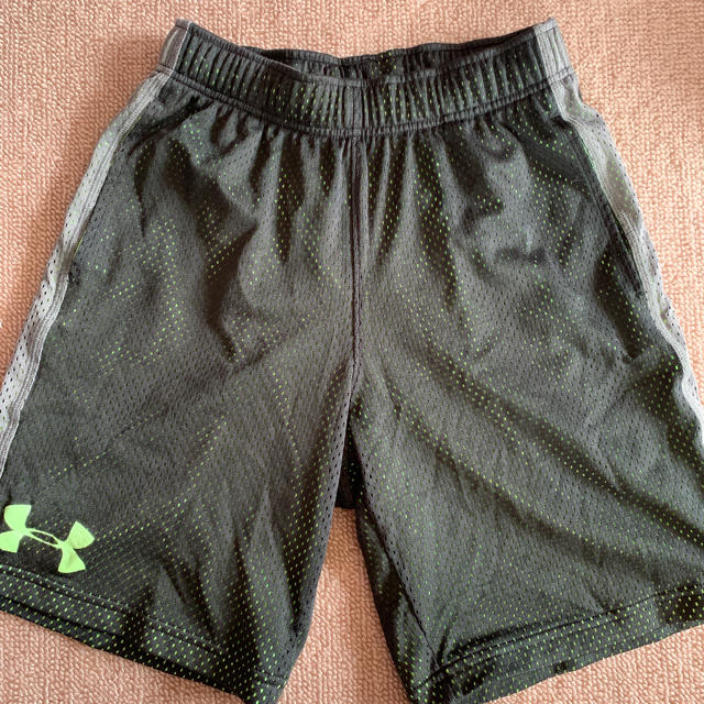 UNDER ARMOUR(アンダーアーマー)の【目黒のさんま様専用】アンダーアーマー子供用ハーフパンツ① スポーツ/アウトドアのトレーニング/エクササイズ(ウォーキング)の商品写真