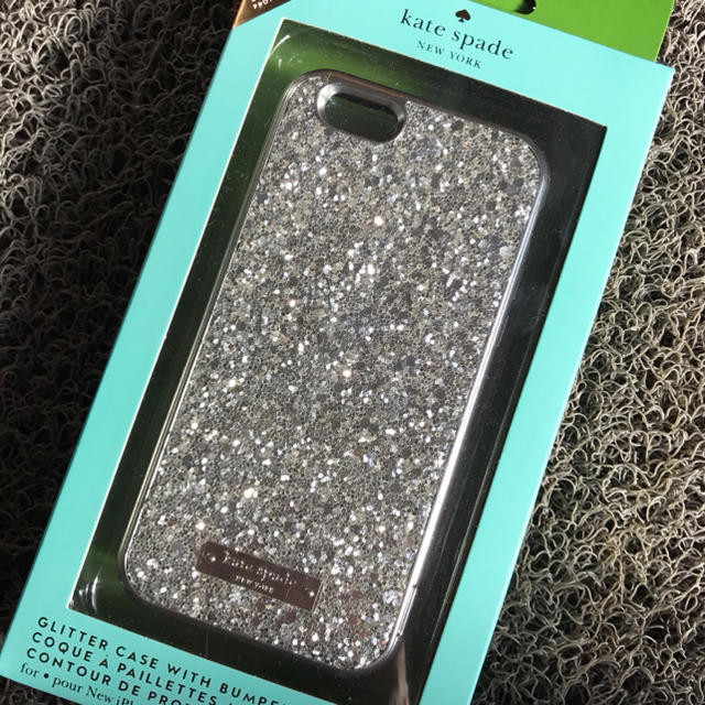 kate spade new york(ケイトスペードニューヨーク)の箱なし iPhone7/8 シルバー キラキラ ケイトスペード  グリッター スマホ/家電/カメラのスマホアクセサリー(iPhoneケース)の商品写真