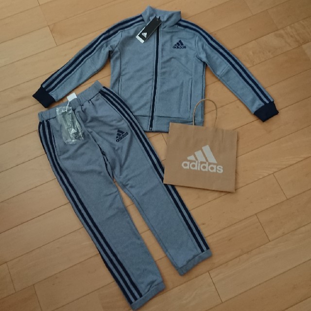 adidas(アディダス)の新品アディダス長袖ジャージ上下セット130㎝スウェット スポーツ/アウトドアのサッカー/フットサル(ウェア)の商品写真