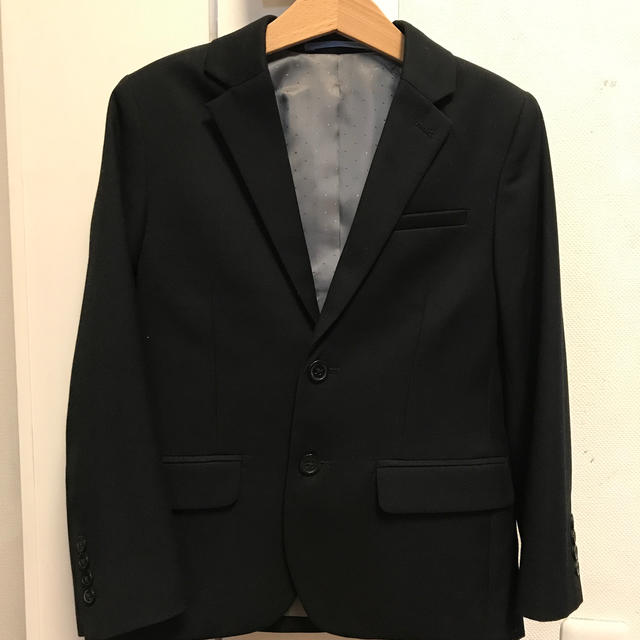 H&M(エイチアンドエム)のH&M ジャケット　黒　フォーマル　120cm キッズ/ベビー/マタニティのキッズ服男の子用(90cm~)(ドレス/フォーマル)の商品写真