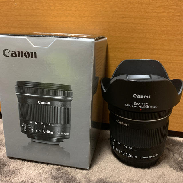 Canon(キヤノン)のEFS 10-18mm f/4.5-5.6 IS STM フード プロテクター付 スマホ/家電/カメラのカメラ(レンズ(ズーム))の商品写真