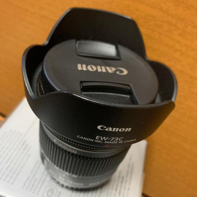 Canon(キヤノン)のEFS 10-18mm f/4.5-5.6 IS STM フード プロテクター付 スマホ/家電/カメラのカメラ(レンズ(ズーム))の商品写真