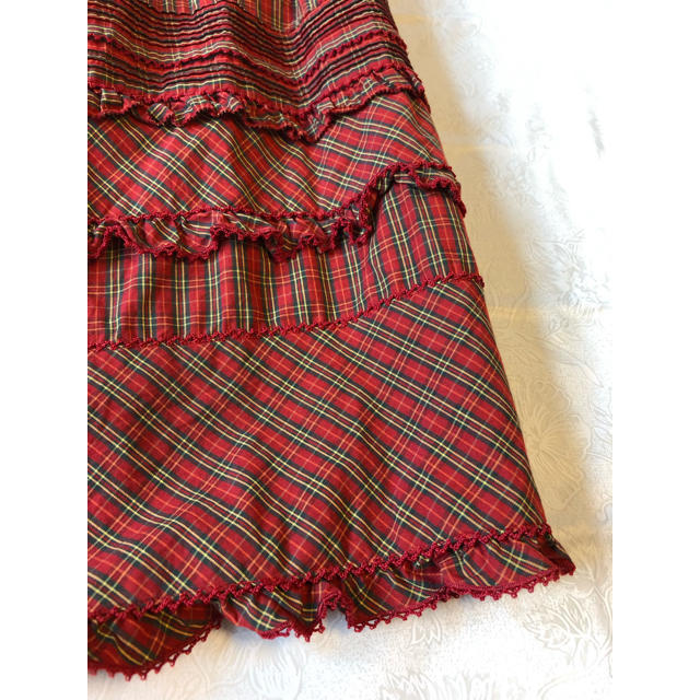 PINK HOUSE(ピンクハウス)のピンクハウス　いちご刺繍が付いたクリスマスっぽい赤系チェックのロングスカート レディースのスカート(ロングスカート)の商品写真