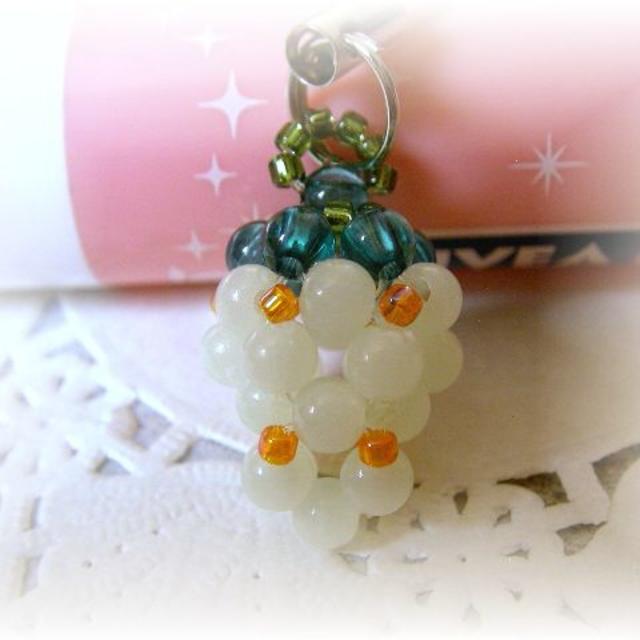 * handmade *　蓄光ビーズのストラップ♡いちご④ ハンドメイドのスマホケース/アクセサリー(スマホストラップ/チャーム)の商品写真