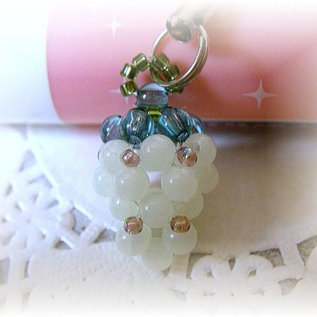 * handmade *　蓄光ビーズのストラップ♡いちご⑥ ハンドメイドのスマホケース/アクセサリー(スマホストラップ/チャーム)の商品写真