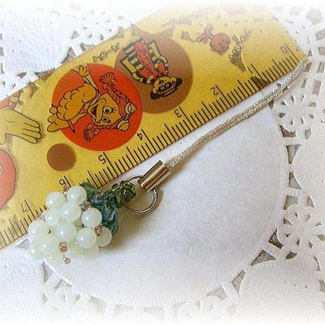 * handmade *　蓄光ビーズのストラップ♡いちご⑥ ハンドメイドのスマホケース/アクセサリー(スマホストラップ/チャーム)の商品写真